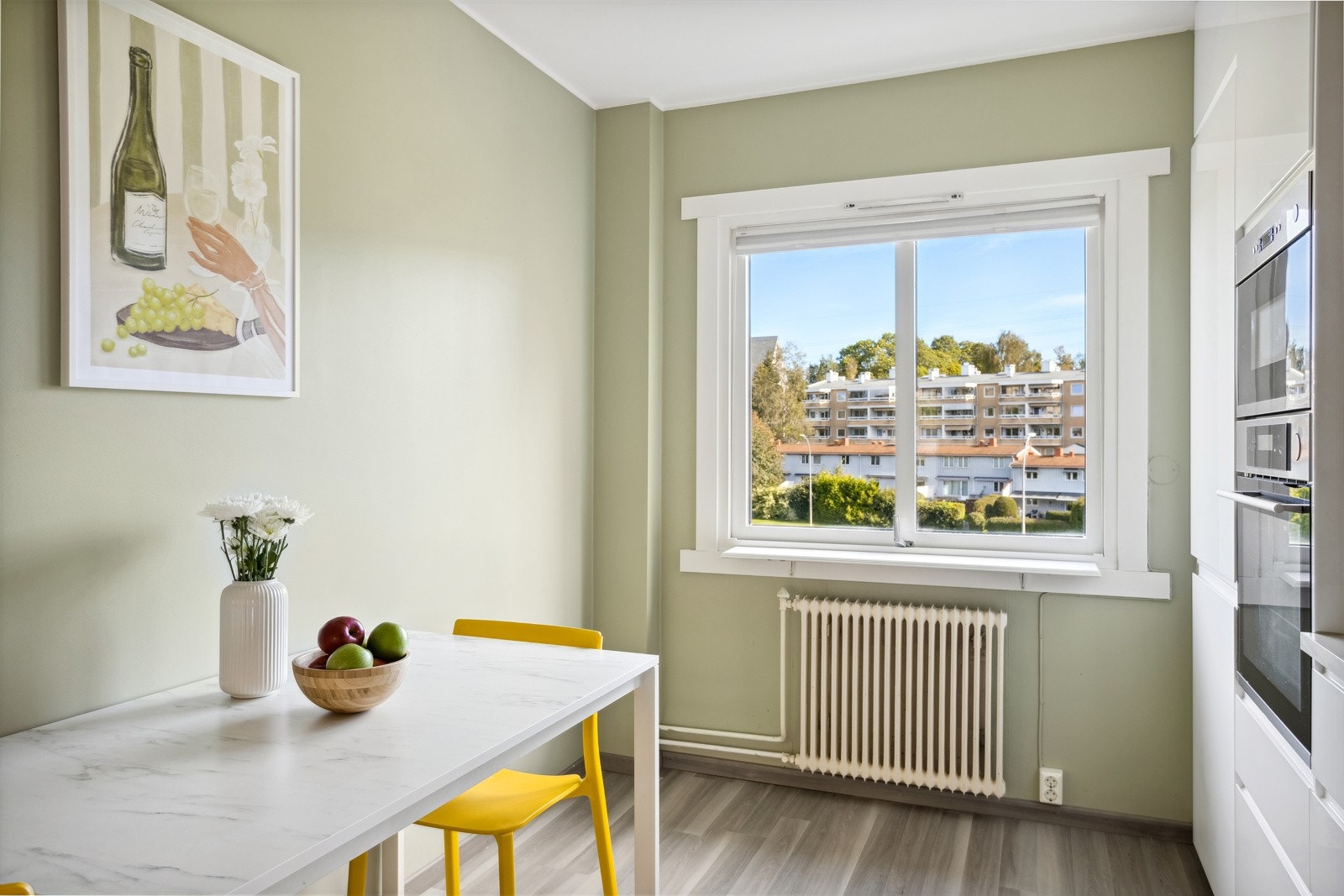 IKEA kjøkken fra 2018 med god skap- og benkeplass, samt integrerte hvitevarer. Galleribilde