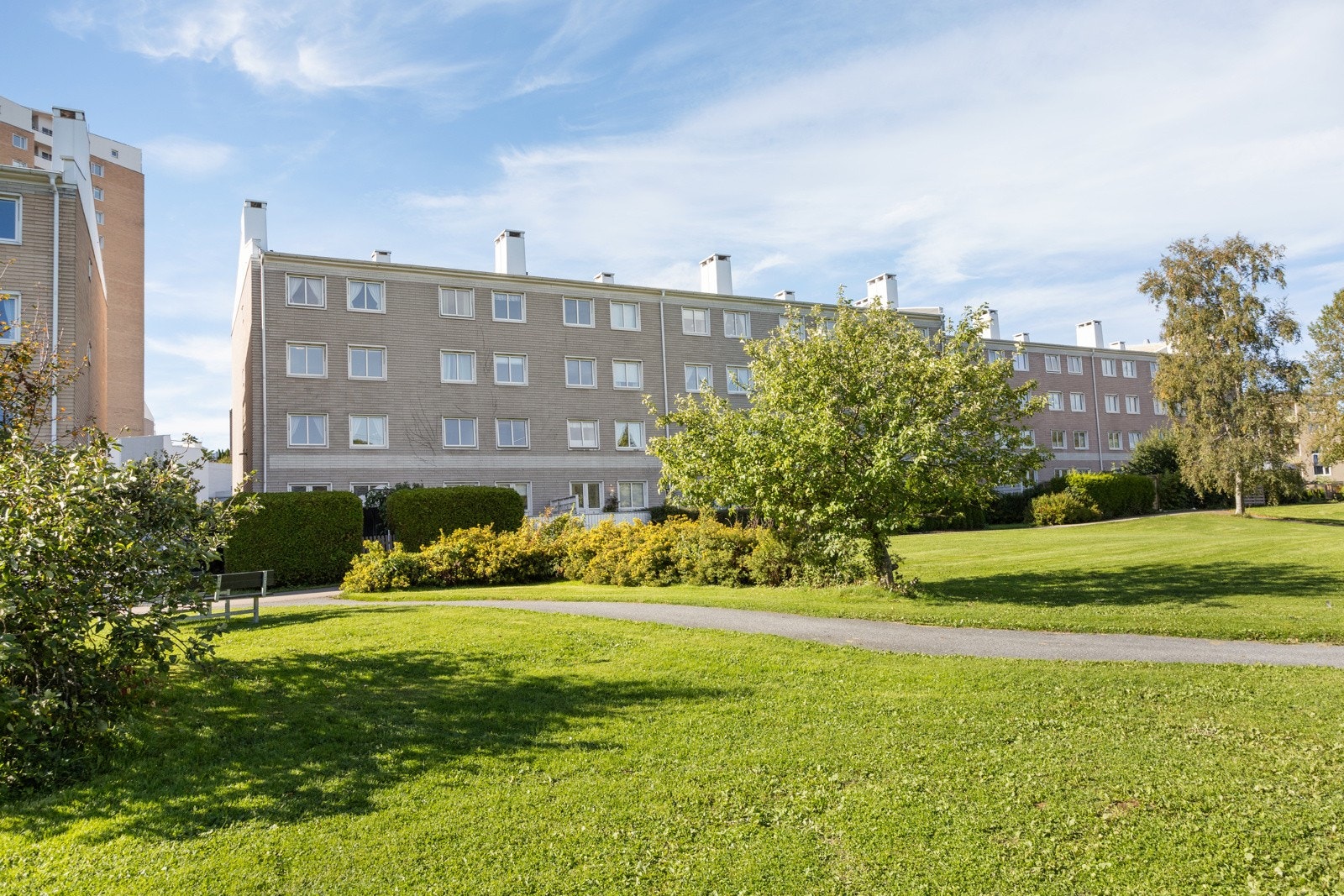 Store grøntarealer og lekearealer bak blokken. Galleribilde