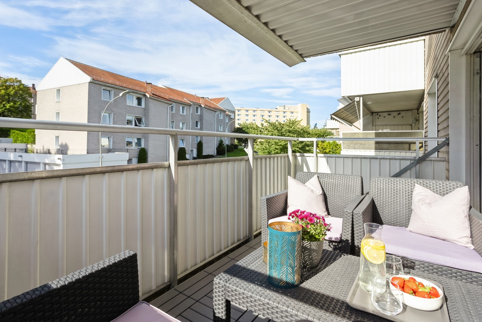 Overbygd balkong med ettermiddag- og kveldssol. Galleribilde