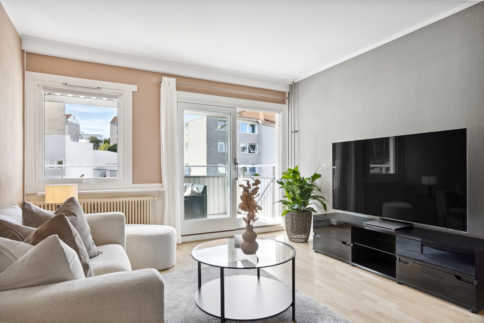 Stue med utgang til vestvendt balkong. Galleribilde