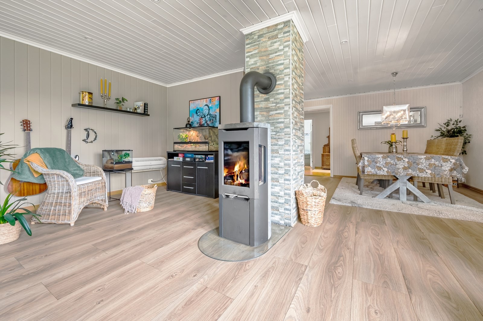 Vedovn og varmepumpe på stue. Galleribilde