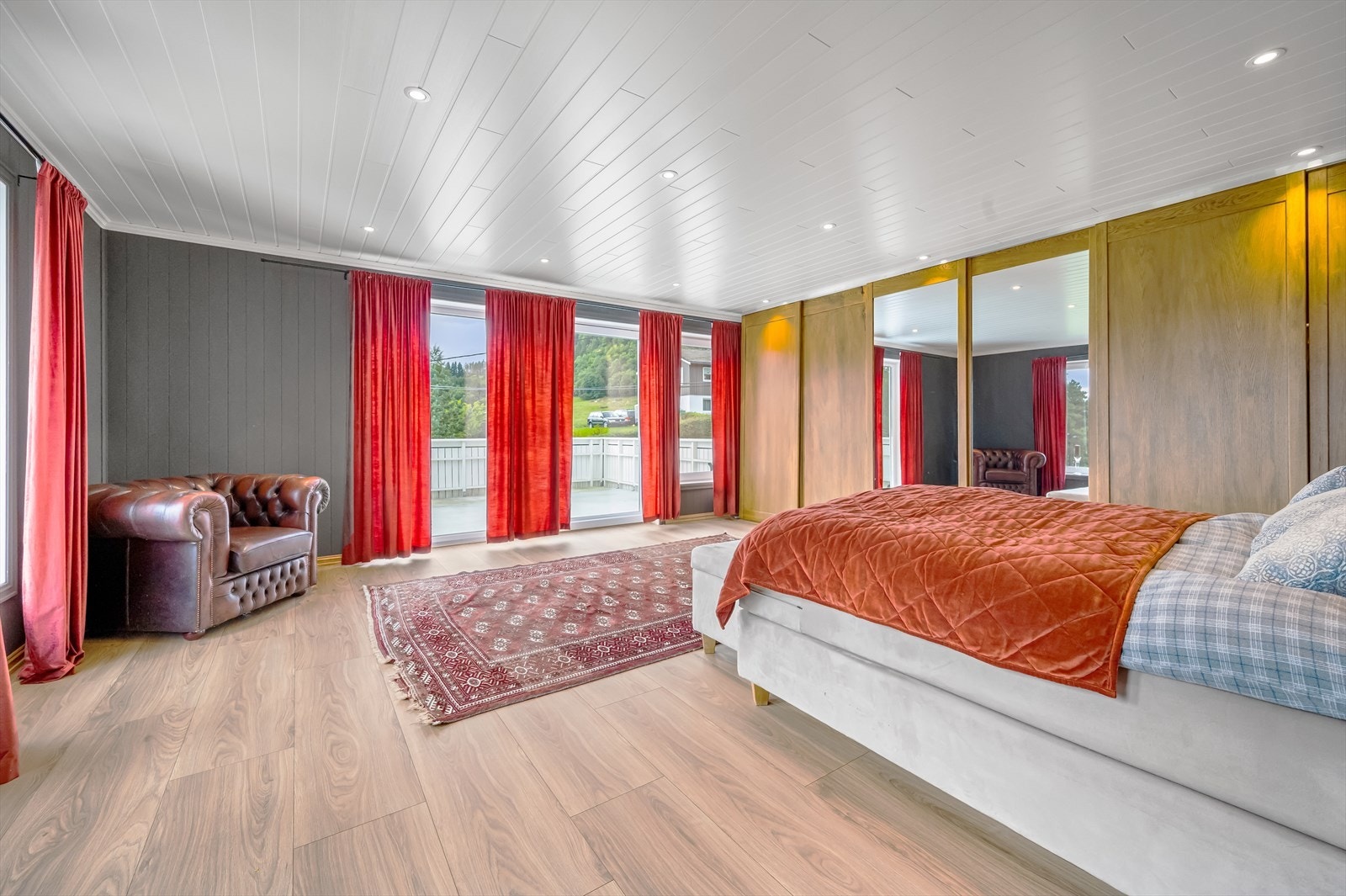 Utgang til veranda fra hovedsoverom. Galleribilde