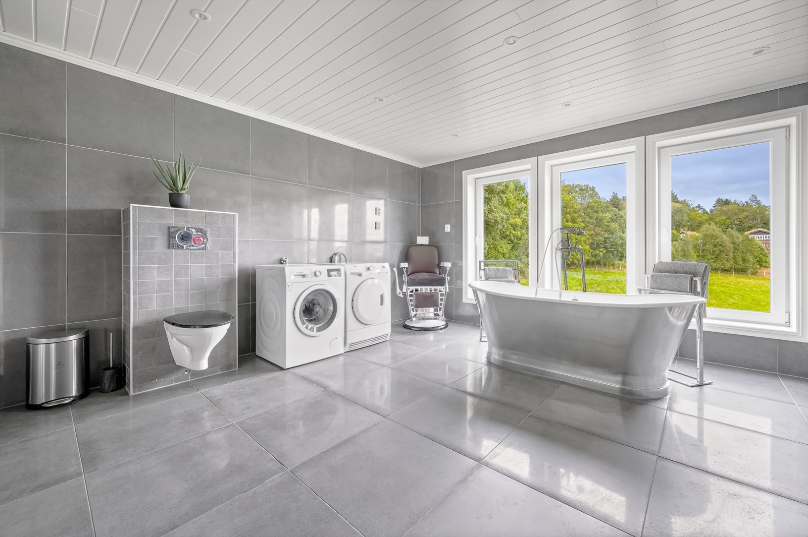 Stort flislagt bad med spesielle detaljer som setter ekstra preg. Galleribilde