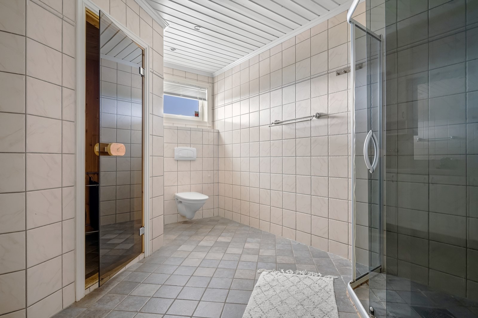 med badstue, vegghengt WC og hjørnedusj. Galleribilde