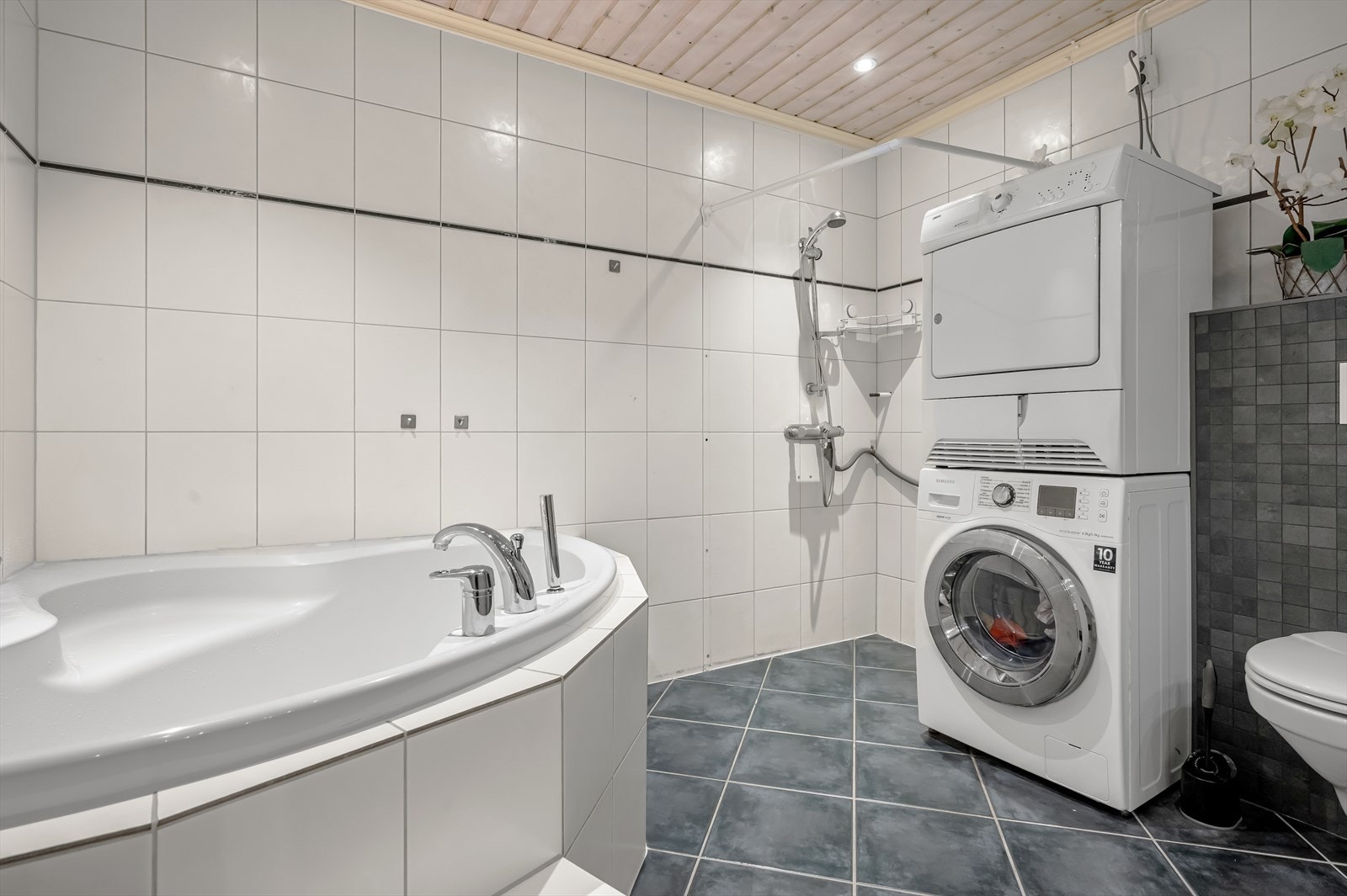 Med hjørnebadekar og dusjhjørne. Galleribilde