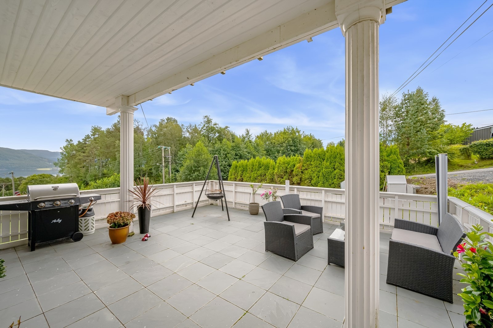 Flislagt veranda med gode solforhold. Galleribilde