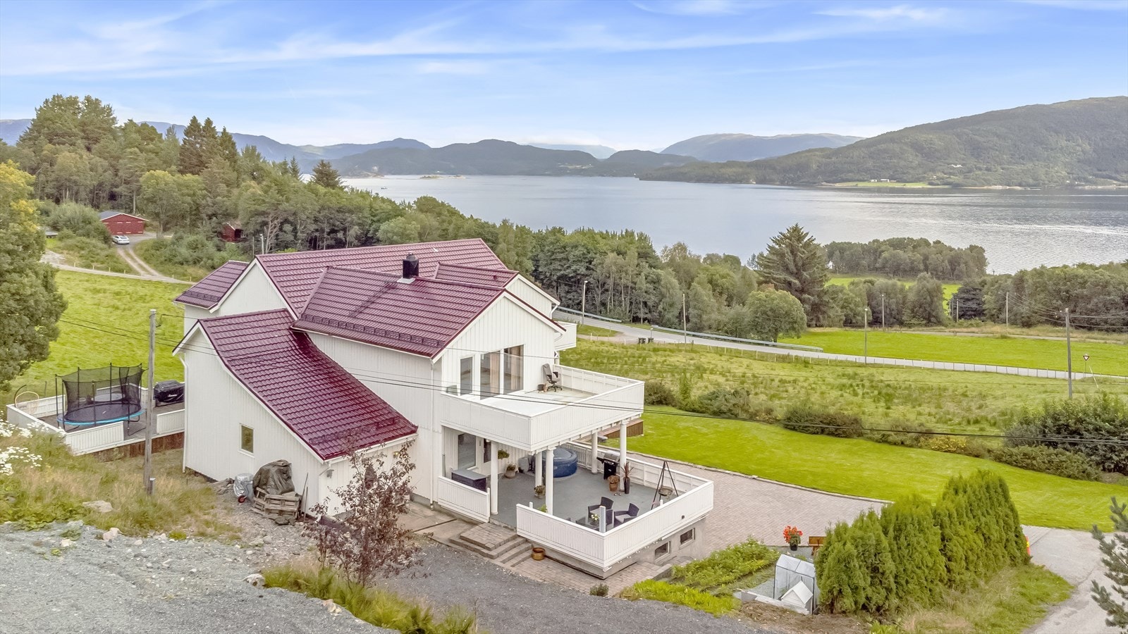 Boligen ligger fint til på Bjerkestrand med utsikt over sjø og fjell! Galleribilde