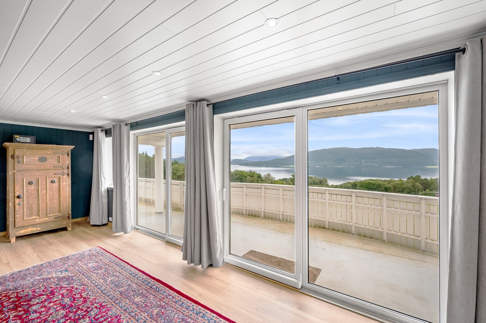 Med utgang til overbygd veranda med flott utsikt til både fjord og fjell. Galleribilde