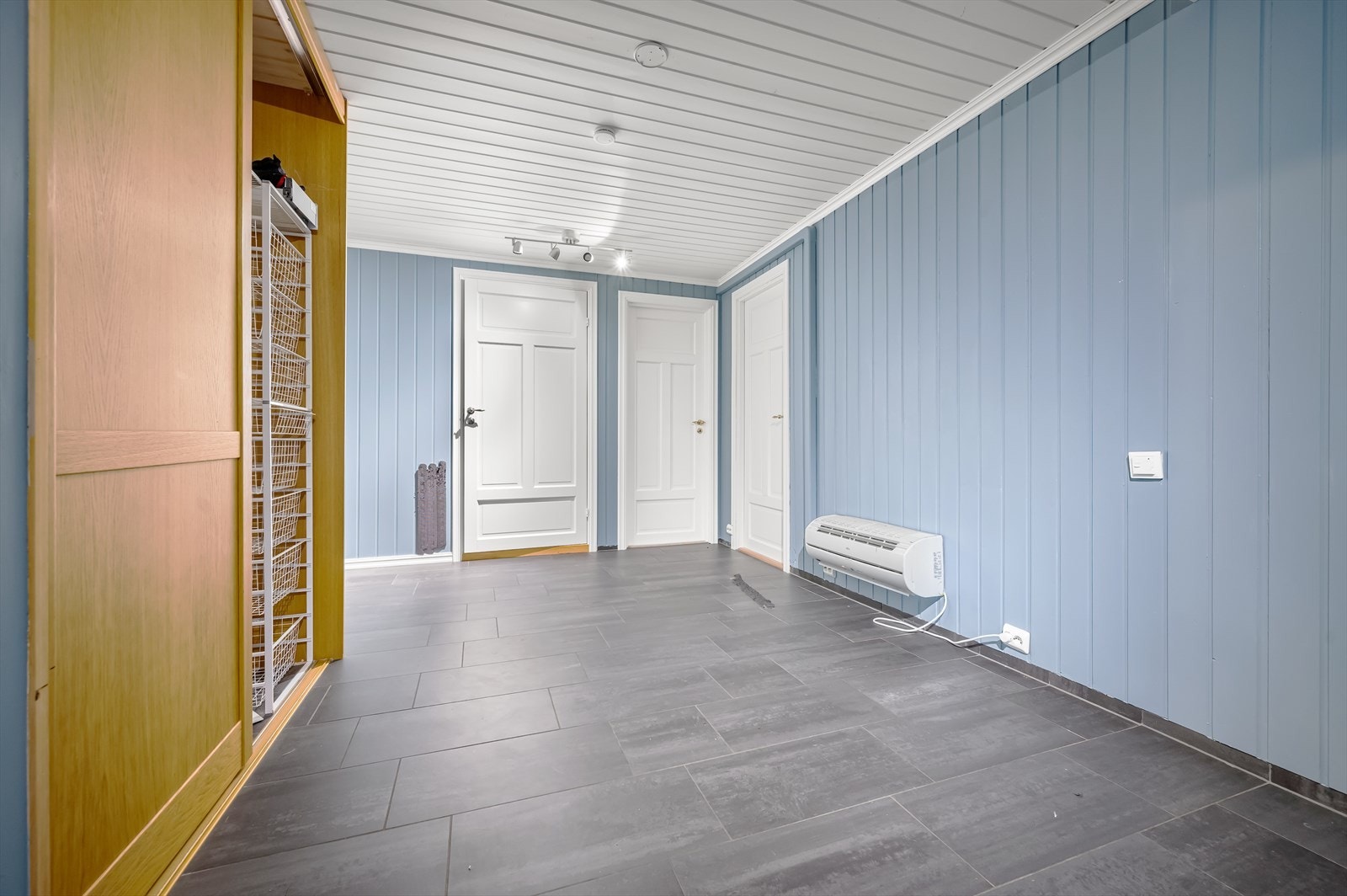 Varmepumpe i kjellergang. Galleribilde