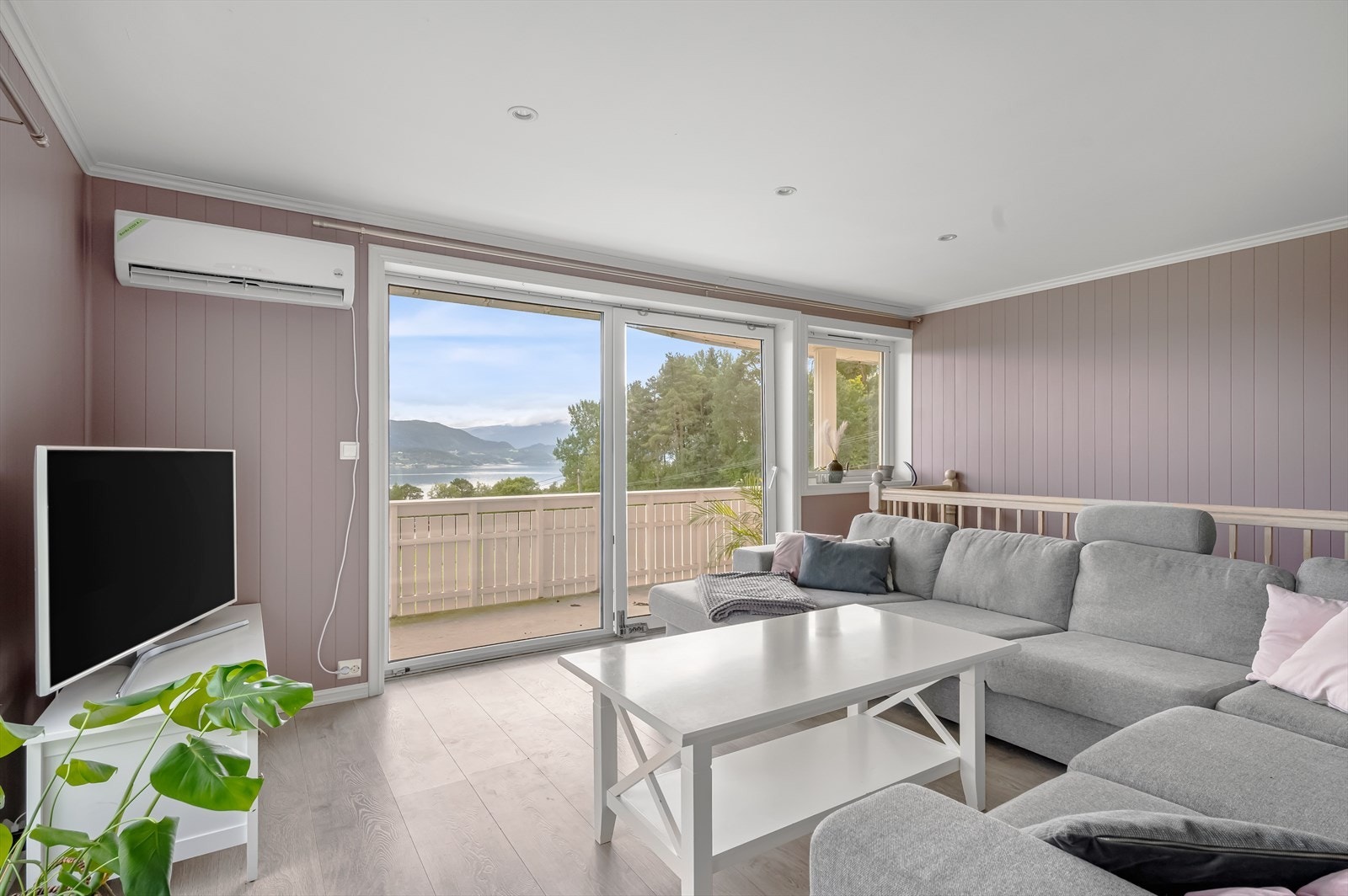 Varmepumpe og utgang fra begge sider av stuekjøkken. Galleribilde