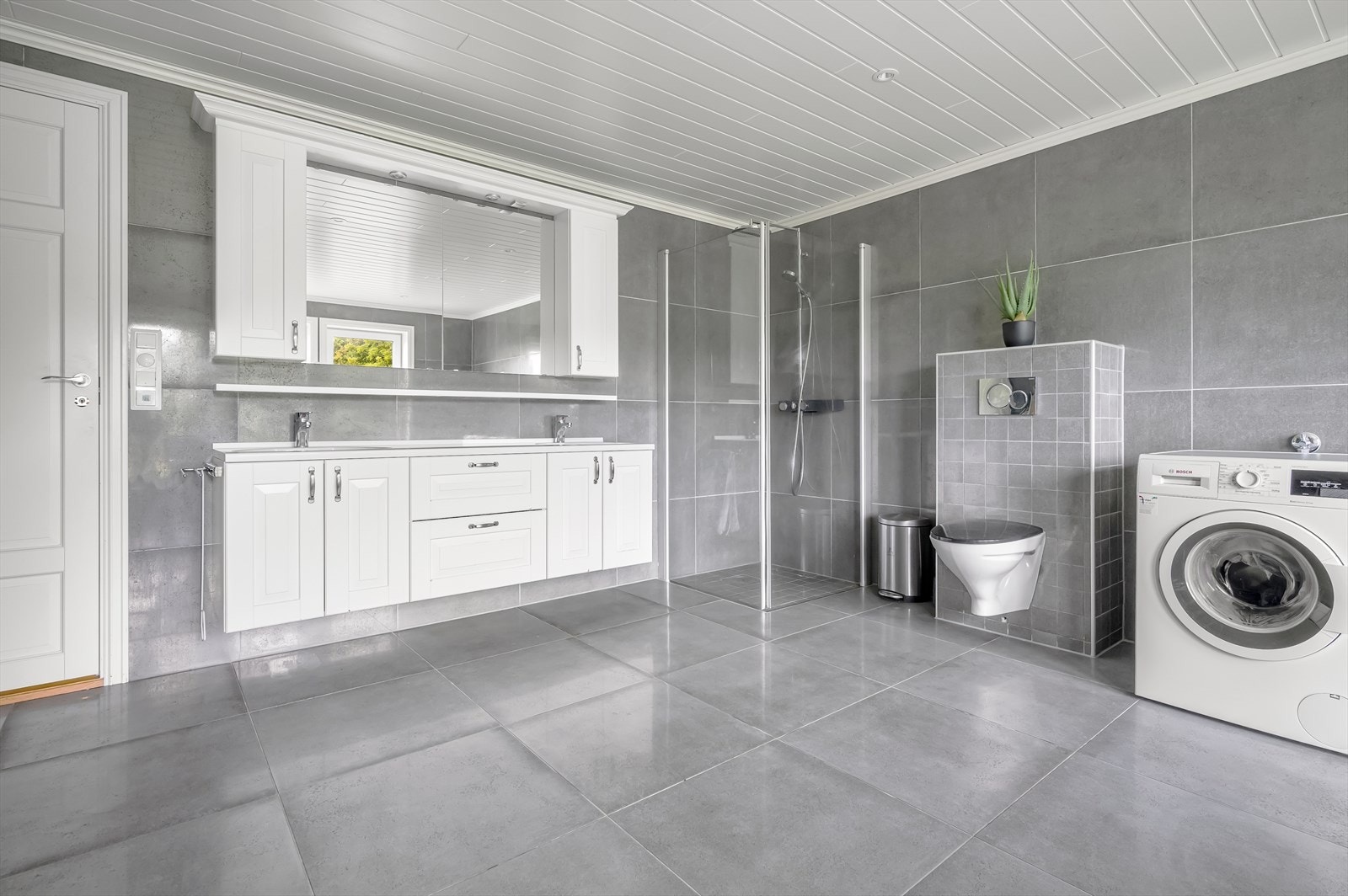 Kombinert bad og vaskerom. Galleribilde