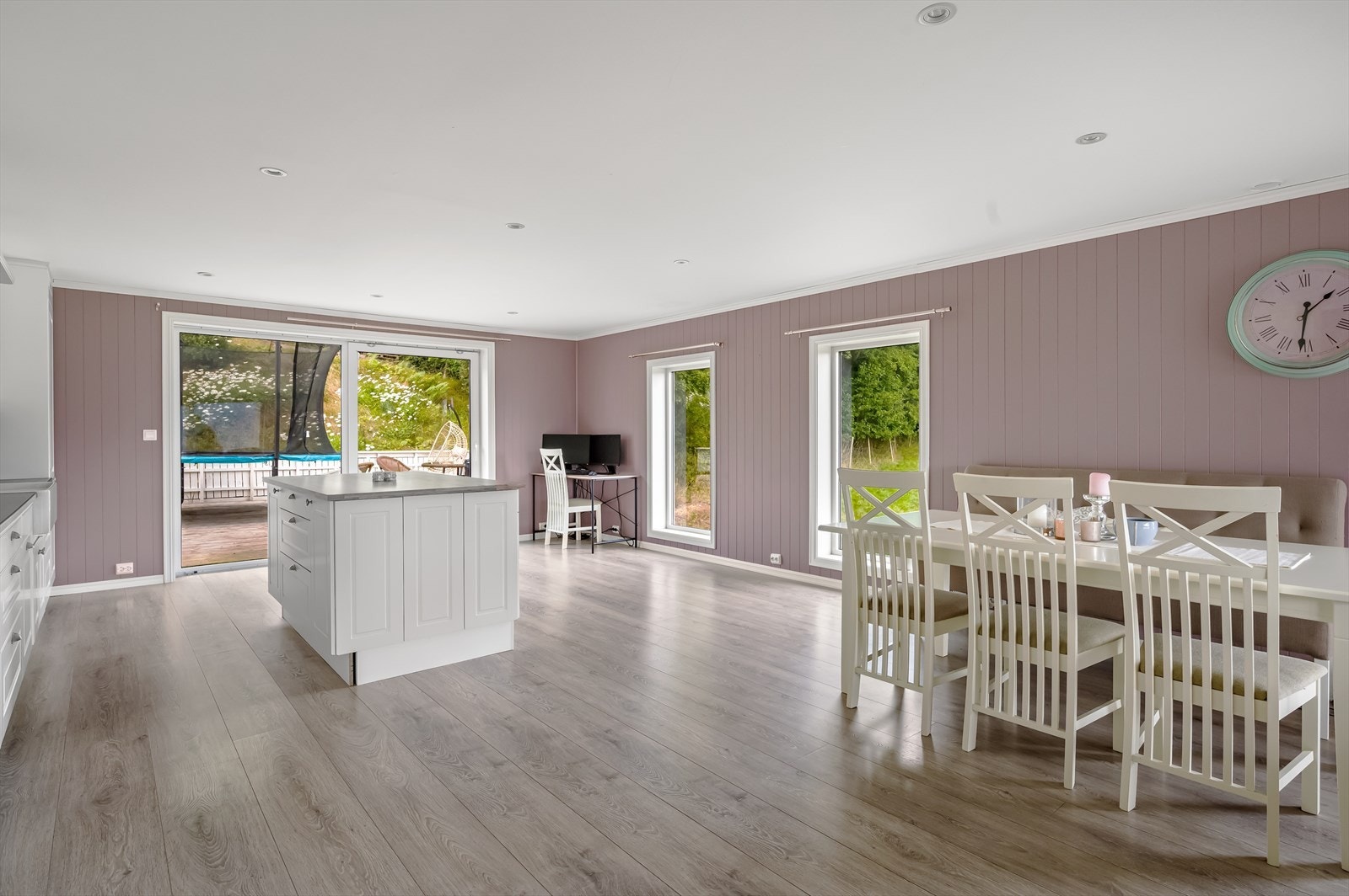 Store vindusoverflater som gir et fint naturlig lys i rommet. Galleribilde