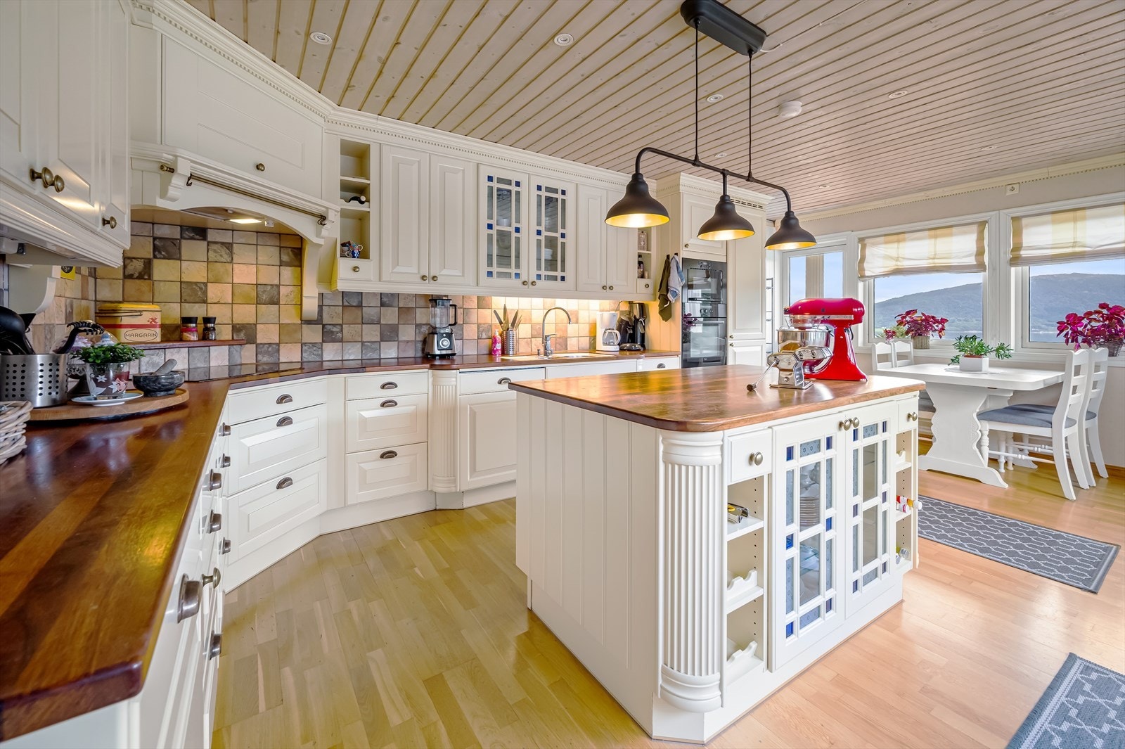 Stort kjøkken med god plass til spisebord. Galleribilde