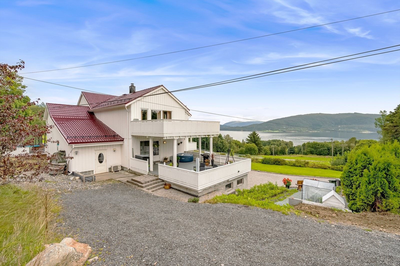 Inngangsdør til toppleiligheten via stor bod. Galleribilde