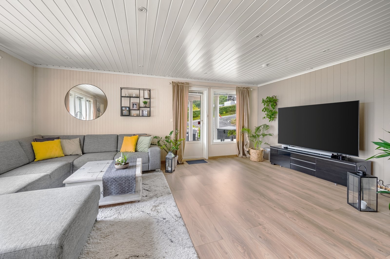 Utgang fra stue til veranda. Galleribilde