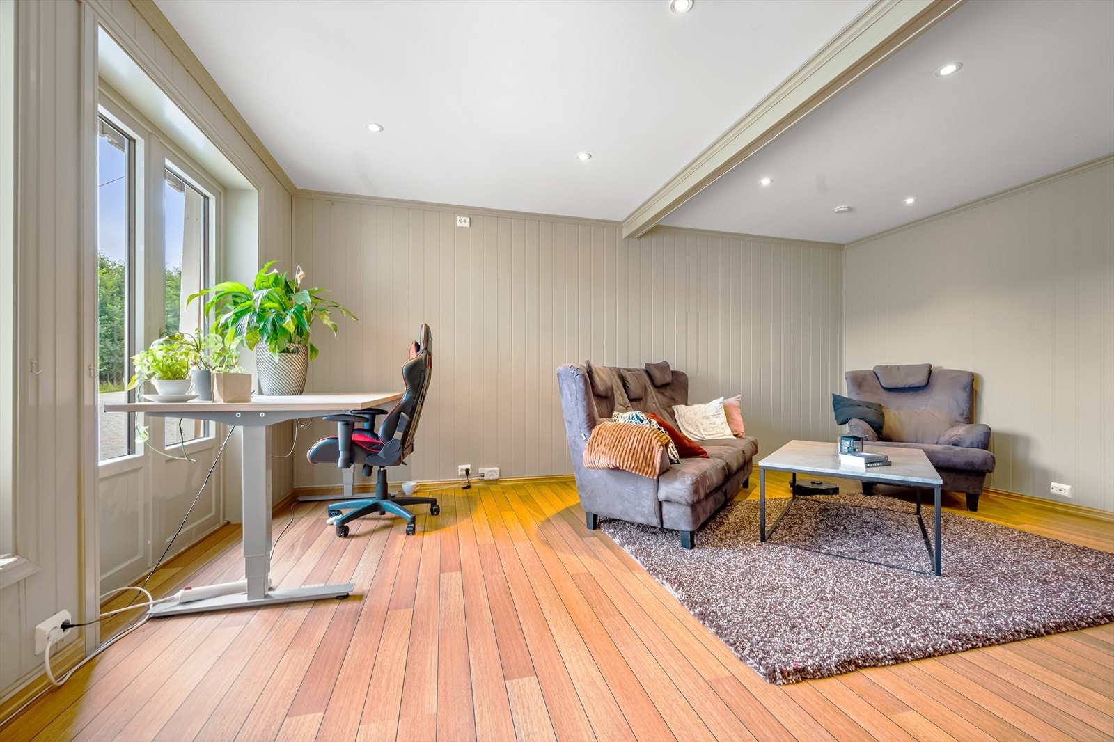 Stue og kjøkken i åpen vinklet løsning. Galleribilde