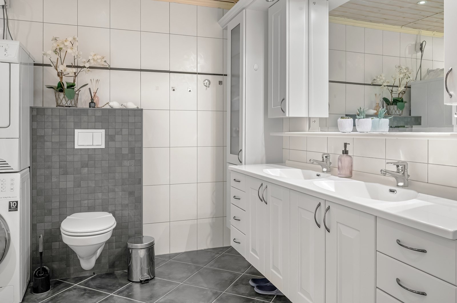 Flislagt badvaskerom i 2.etasje. Galleribilde