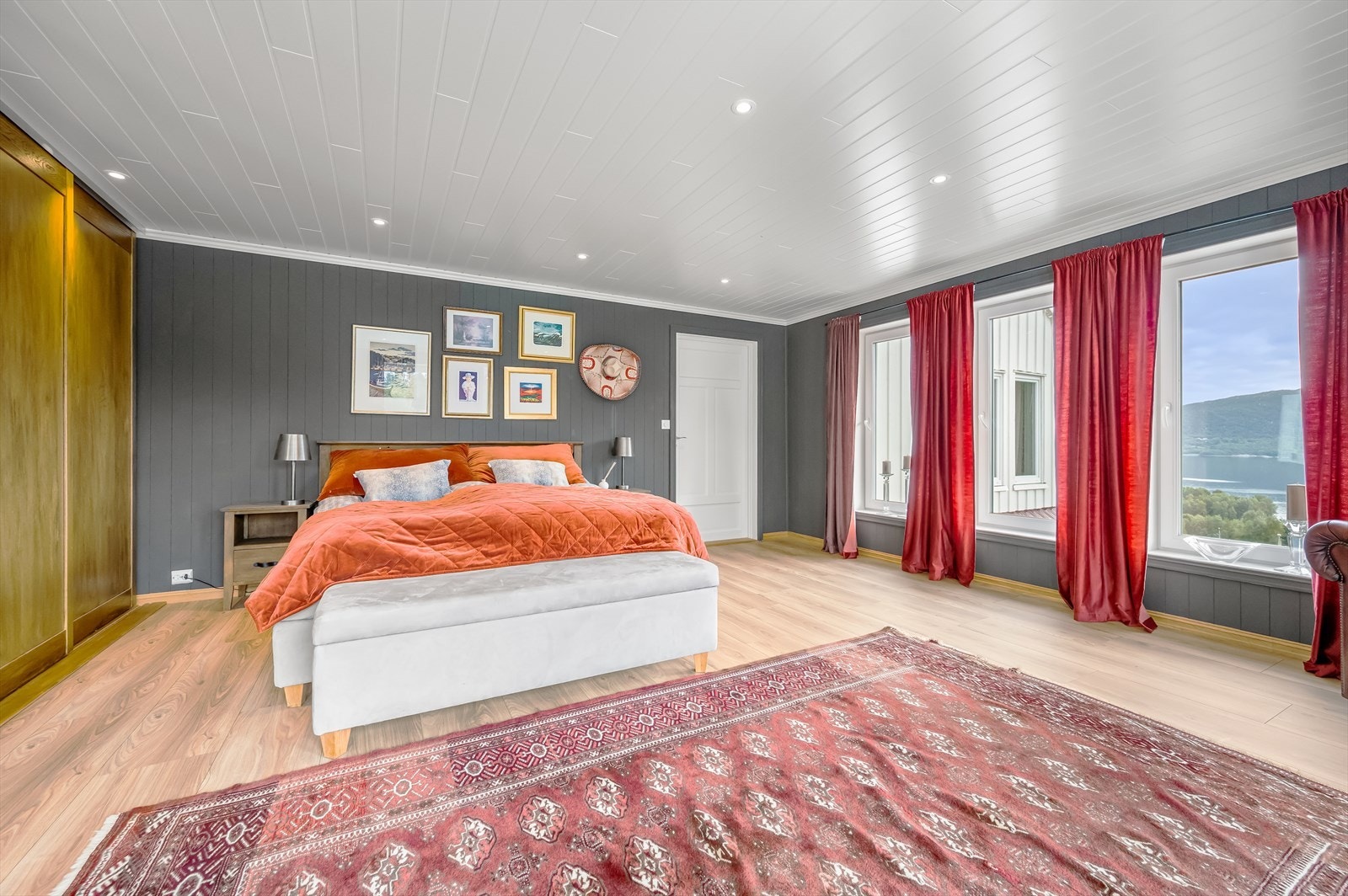 Stort hovedsoverom med stor skyvedørsgarderobe. Galleribilde