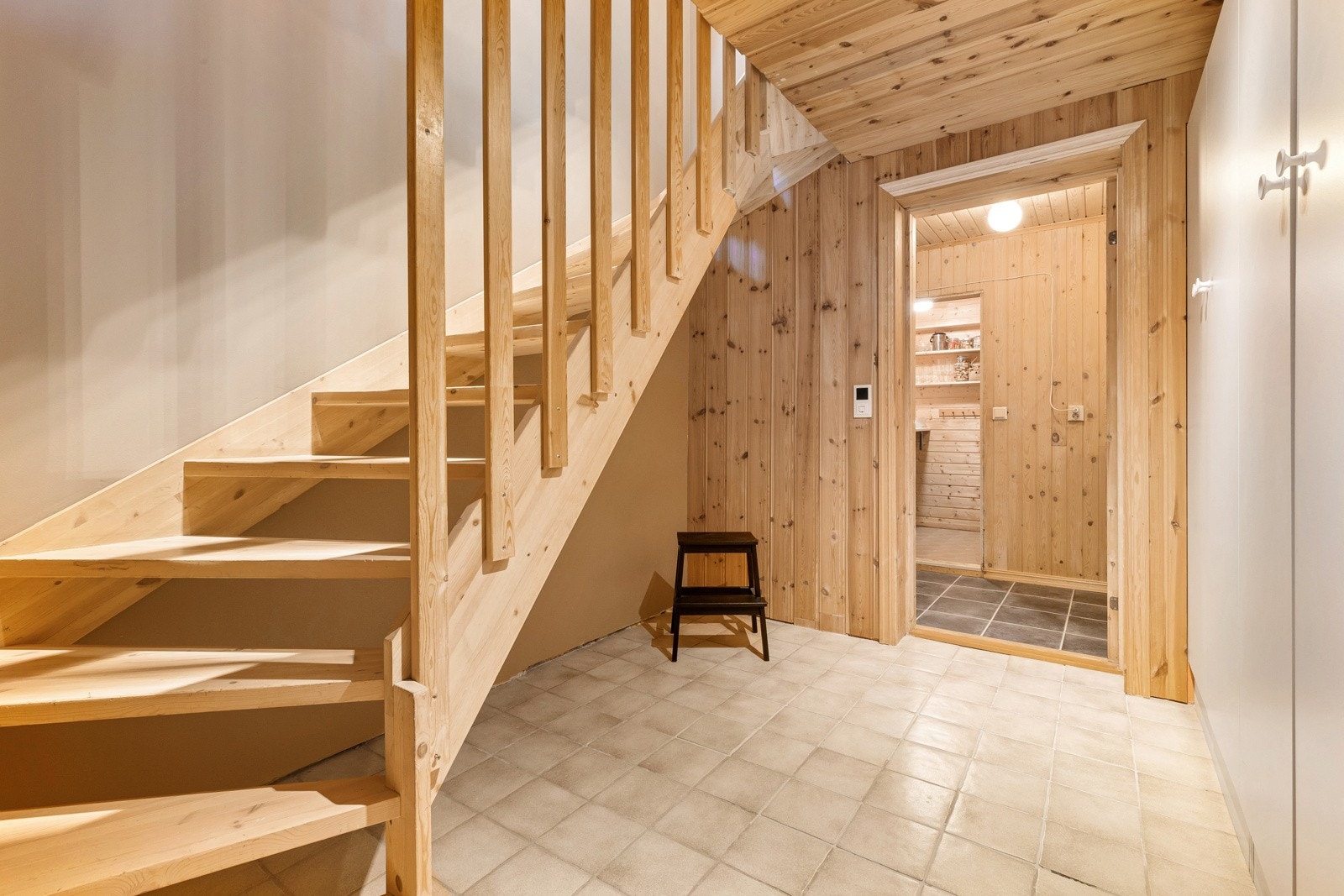 Trappegang til kjeller - stort kjølerom med tilgang fra kjellergang Galleribilde