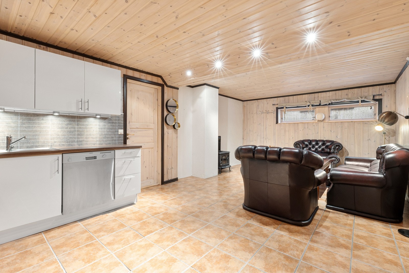 Kjøkken/stue i kjeller - varme i gulv Galleribilde