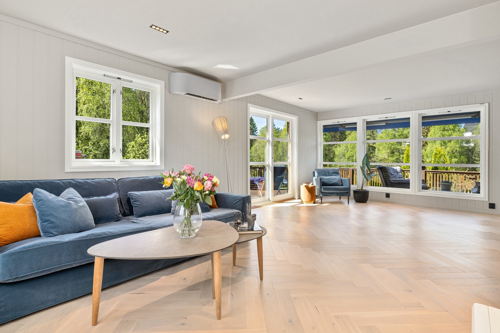 Utgang til terrasse fra stuen - pipeløp med mulighet for hjørnepeis mot salong og spisestue Galleribilde