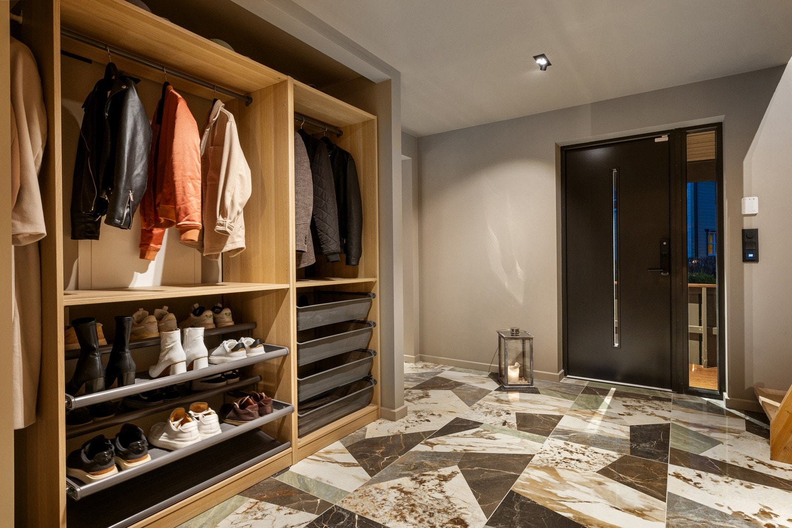 Gang med eksklusive 60x120 9CENTO -fliser fra bella - garderobeskap Galleribilde