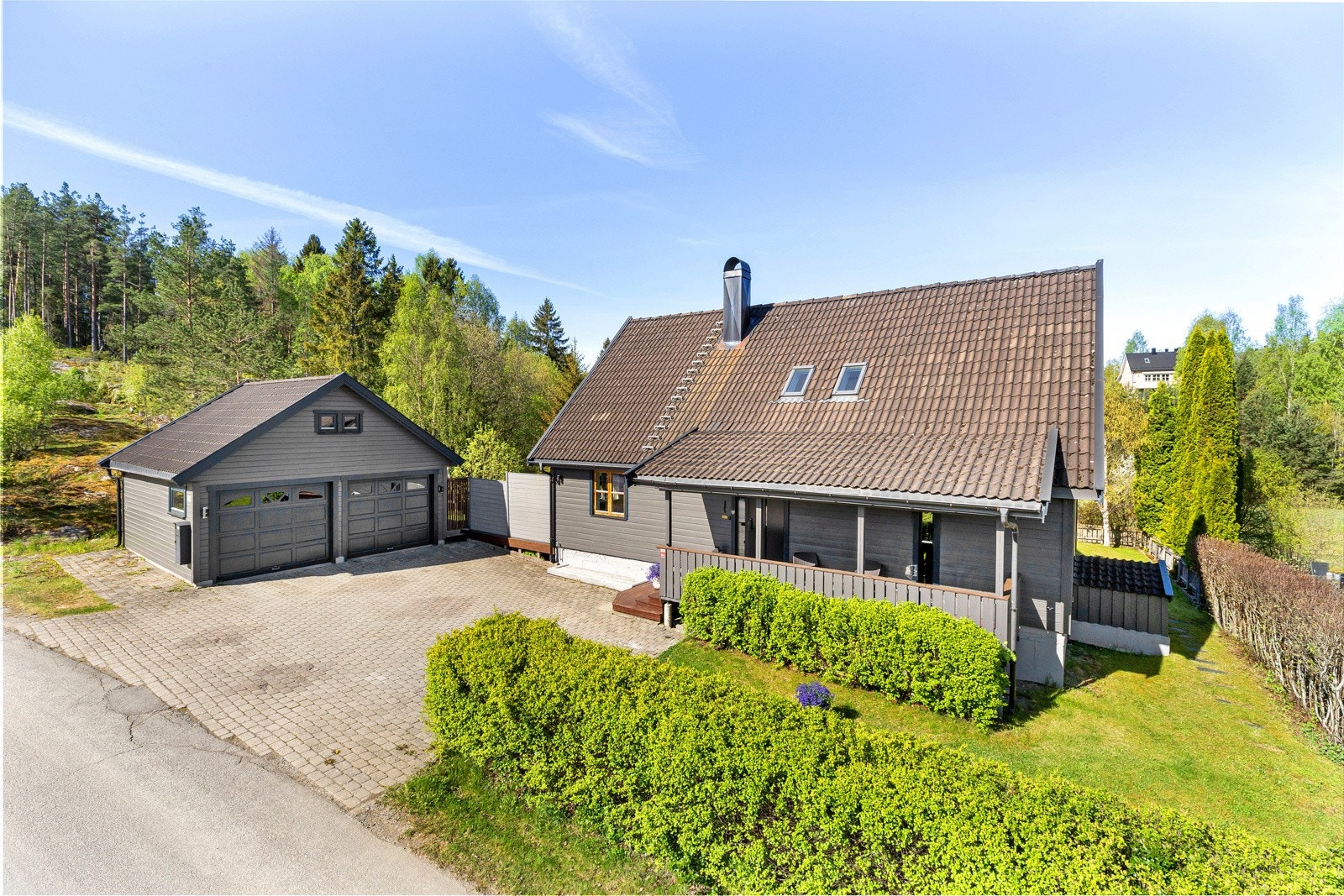 Parkering i dobbelgarasje samt gode parkeringsmuligheter på gårdsplass Galleribilde