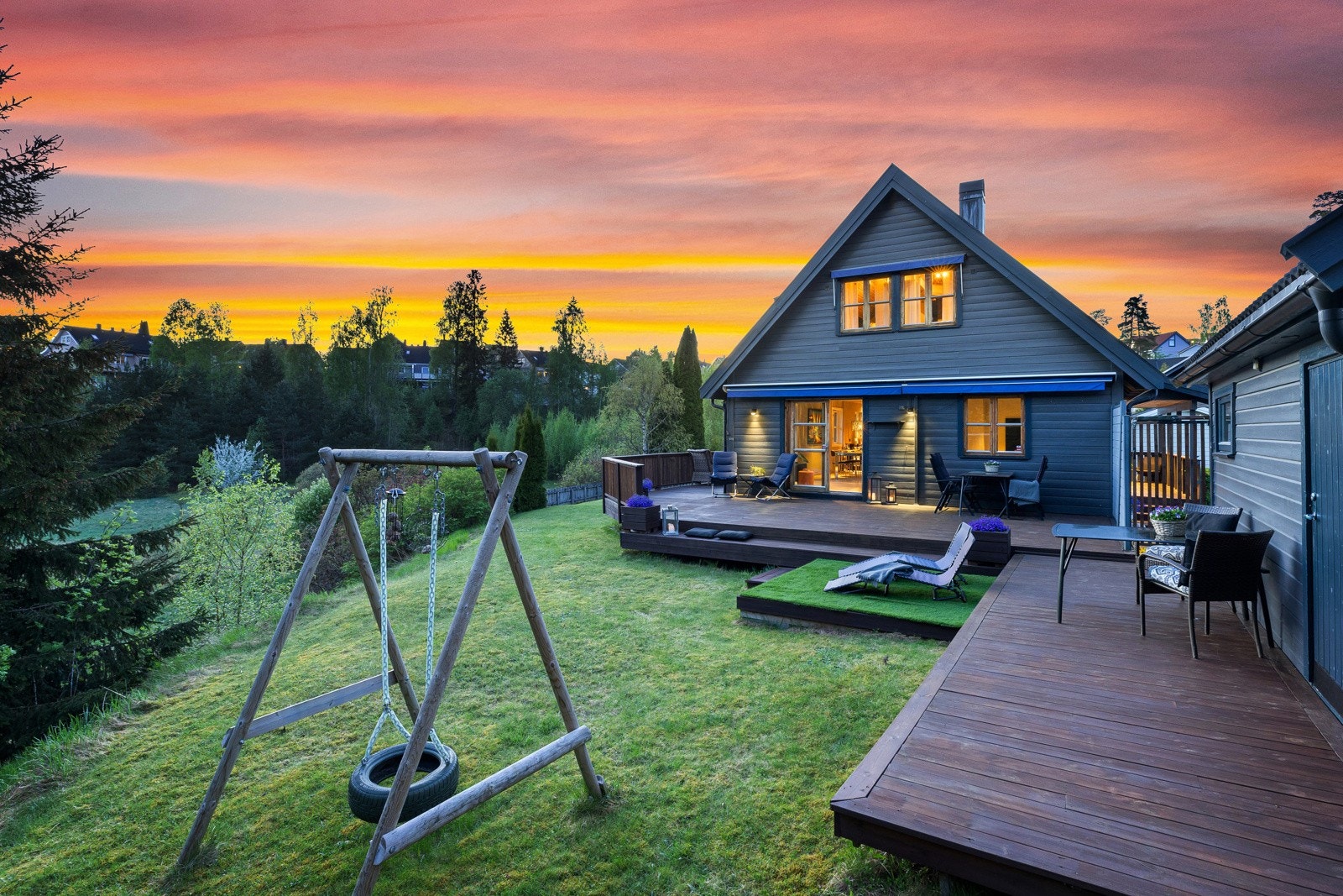 Eiendommen ligger på en fin hjørnetomt mot skog og friareal, meget usjenert Galleribilde