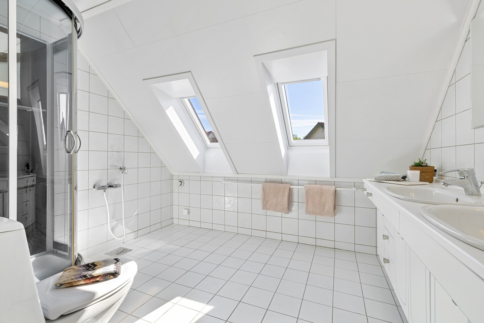 Bad loftsetasje - toalett, 2 servanter og dusjkabinett - speilskap, servantskap og høyskap Galleribilde