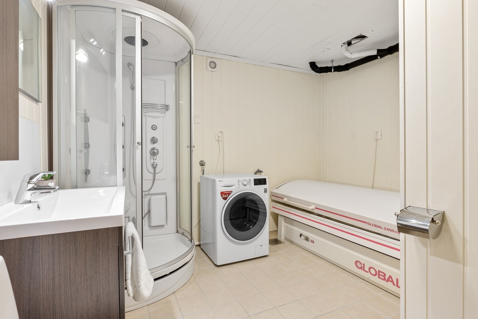 Fliselagte gulvoverflater - malte plater på vegg - malte plater i tak - bad/vaskerom i kjeller ble overflateoppusset i 2010 Galleribilde