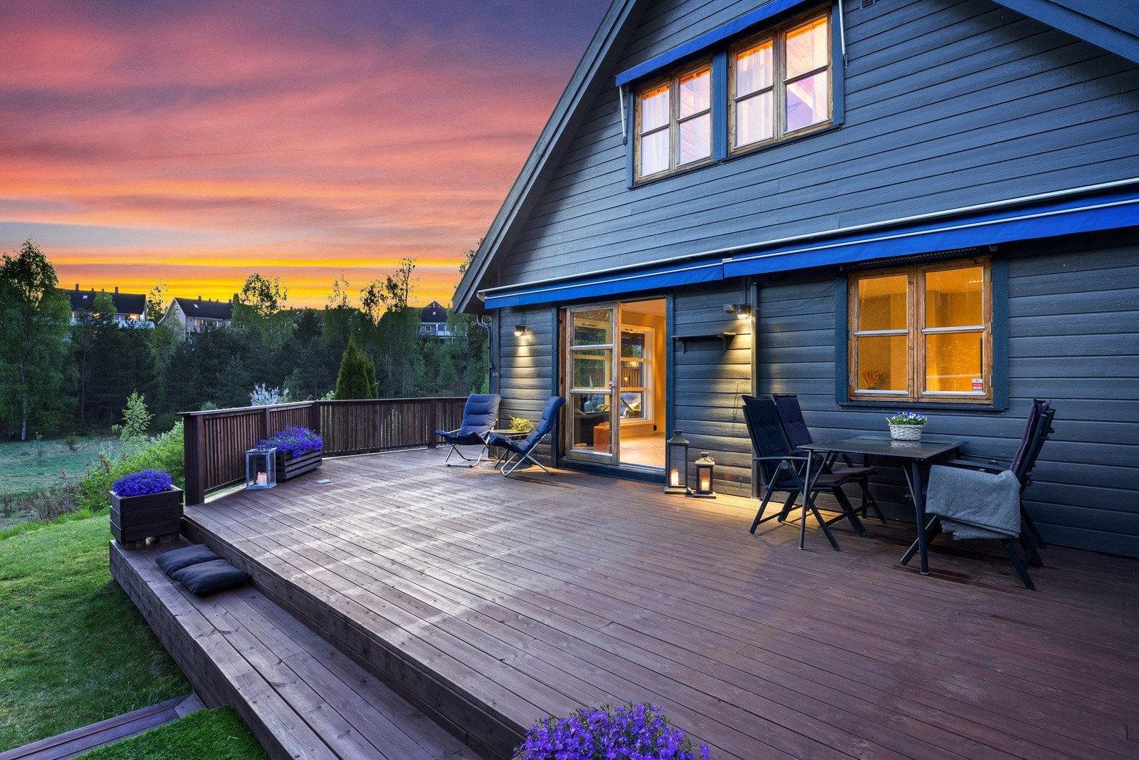 Treterrassen utenfor stuen er på ca 32 kvm Galleribilde