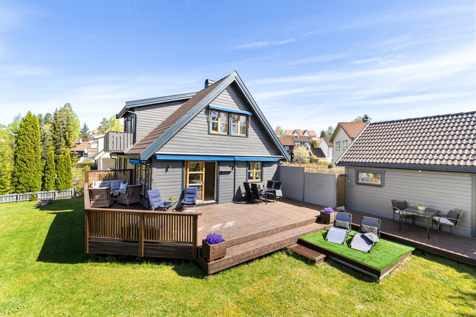 Solrikt og barnevennlig i en rolig gate Galleribilde