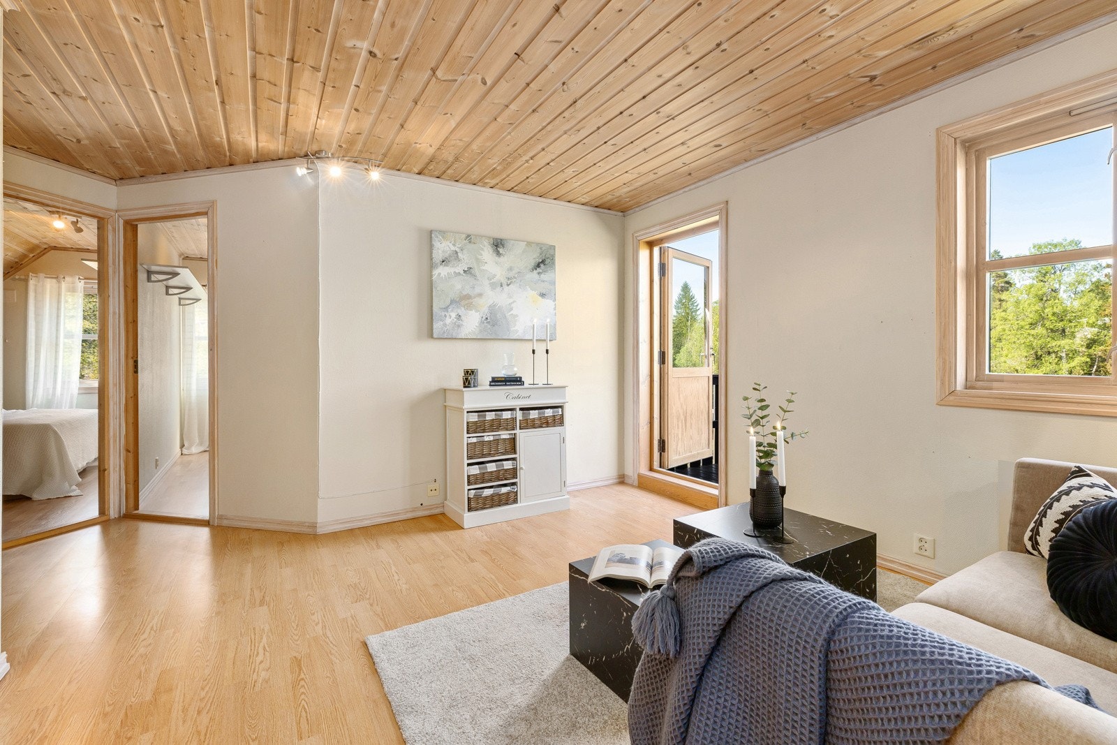 Stue i loftsetasjen - utgang til balkong Galleribilde