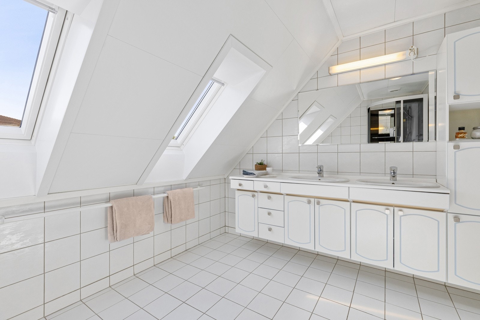 Fliselagte gulv- og veggoverflater - plater i tak - el. vifte Galleribilde