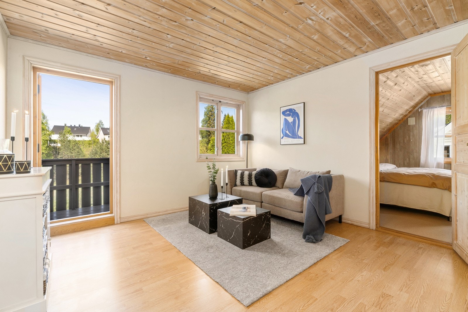 Stue i loftsetasjen - utgang til balkong Galleribilde