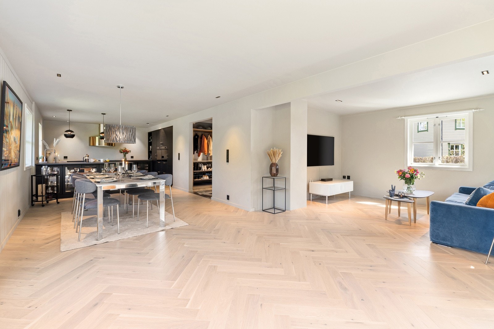 Nyoppusset 1. etasje i 2023 - Eik fiskebeinsparkett i stue/kjøkken med behagelig varmefolie Galleribilde