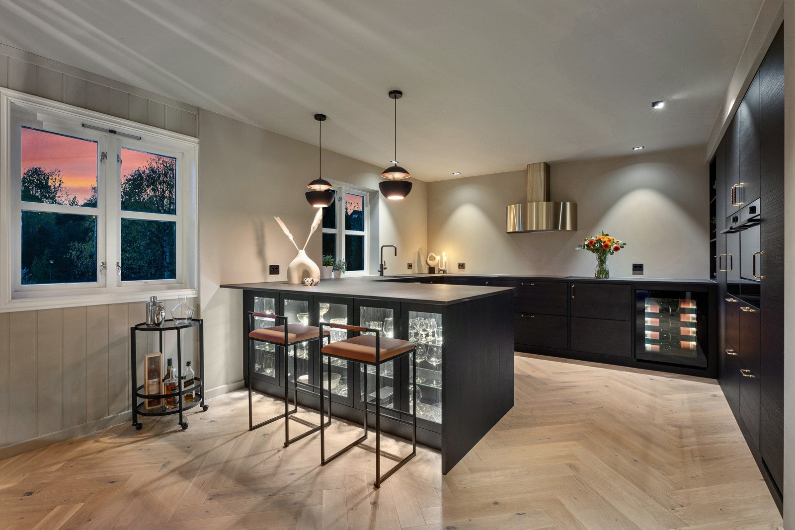 "Bistro" kjøkken fra Drømmekjøkkenet i brunbeiset ask utførelse - eksklusiv benkeplate i Dekton keramikk, som tåler høy varme Galleribilde