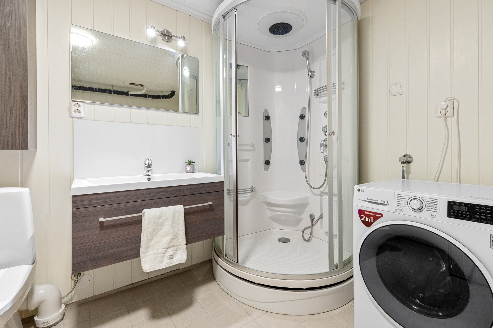 Bad kjeller - toalett, servant, dusjkabinett og uttak til vaskemaskin - speil, servantskap og veggskap Galleribilde