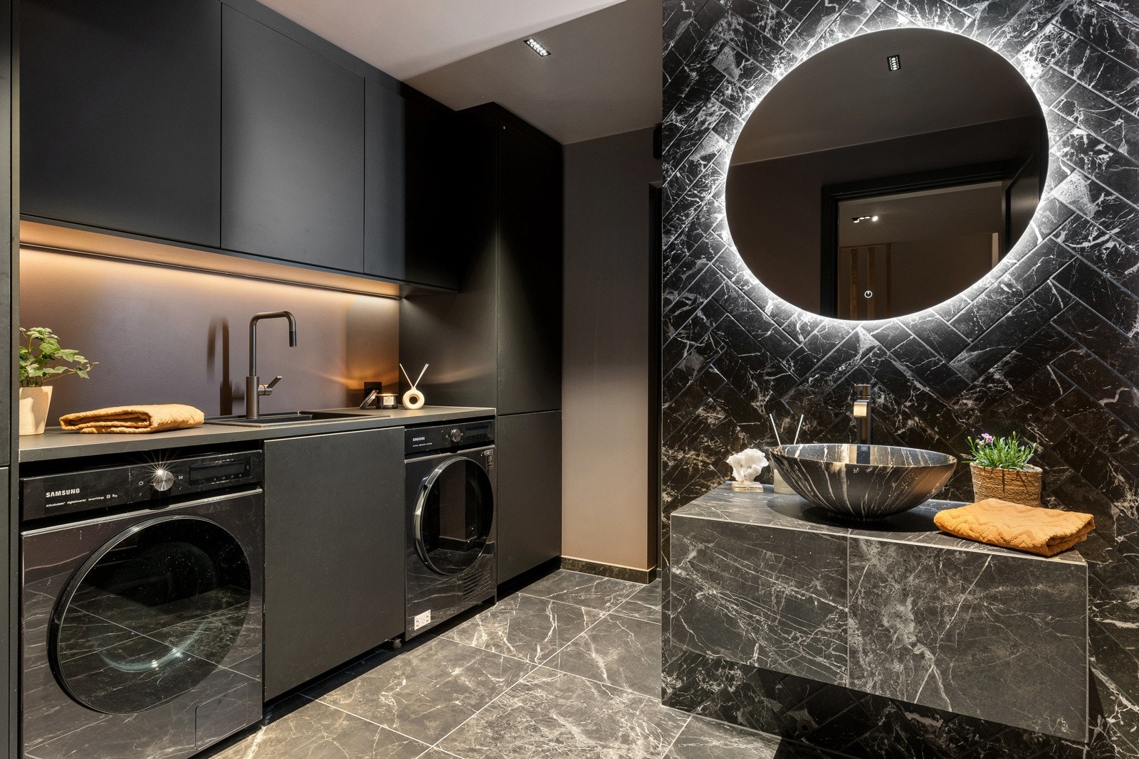 Bad fra 2023 med innredning I sort utførelse - vegghengt-toalett, kum, servant, dusjhjørne og uttak til vaskemaskin Galleribilde