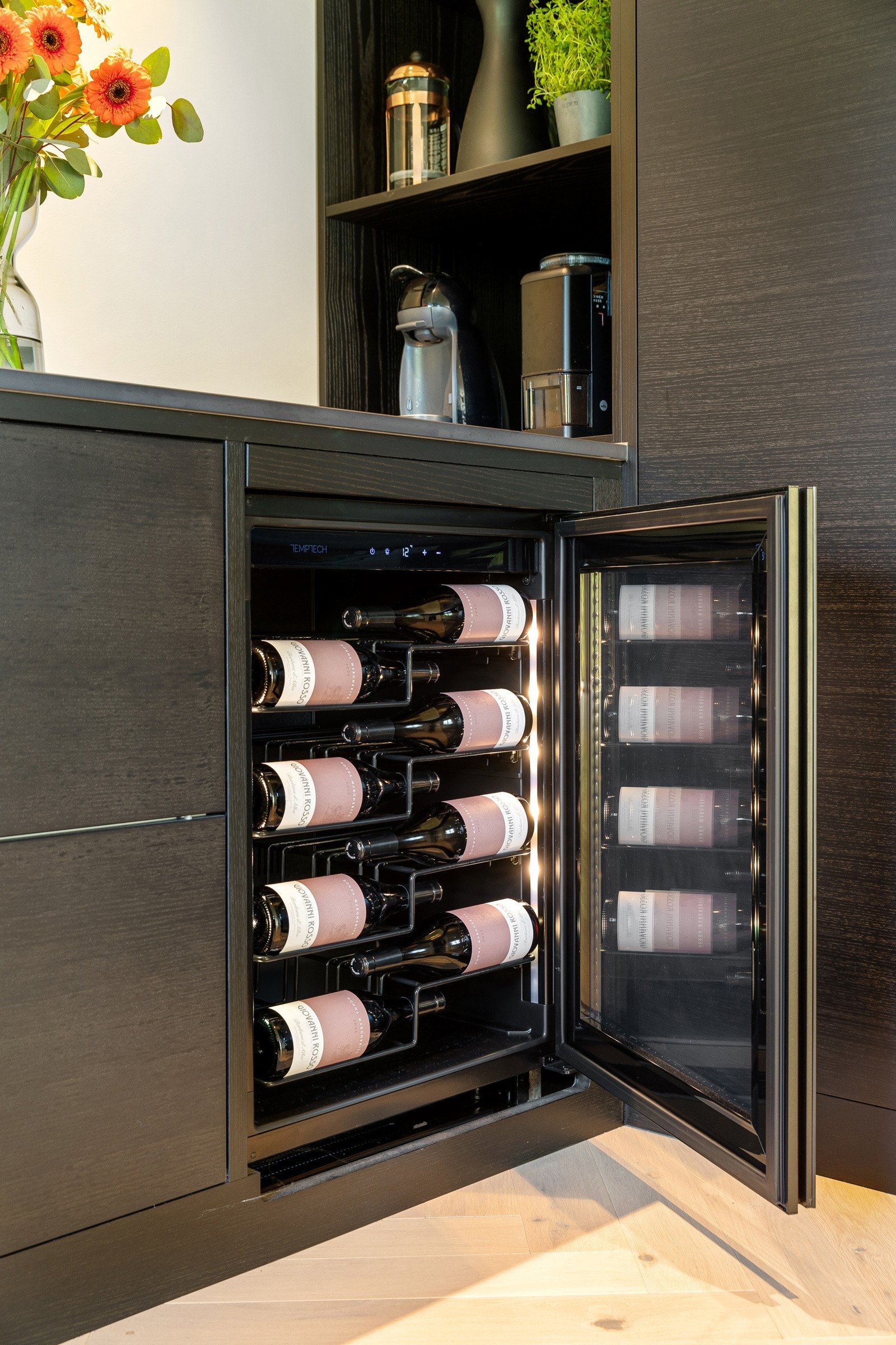 Vinskap Temptech Copenhagen med sidestilt flaskeoppsett - stort kjøleskap med skuffer for å holde kjøtt og grønnsaker friskt Galleribilde