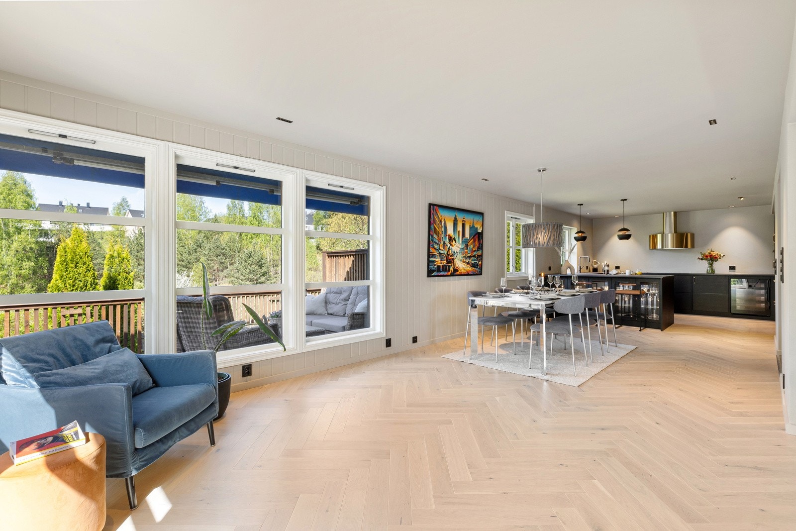 Store vindusflater mot usjenert uteplass Galleribilde