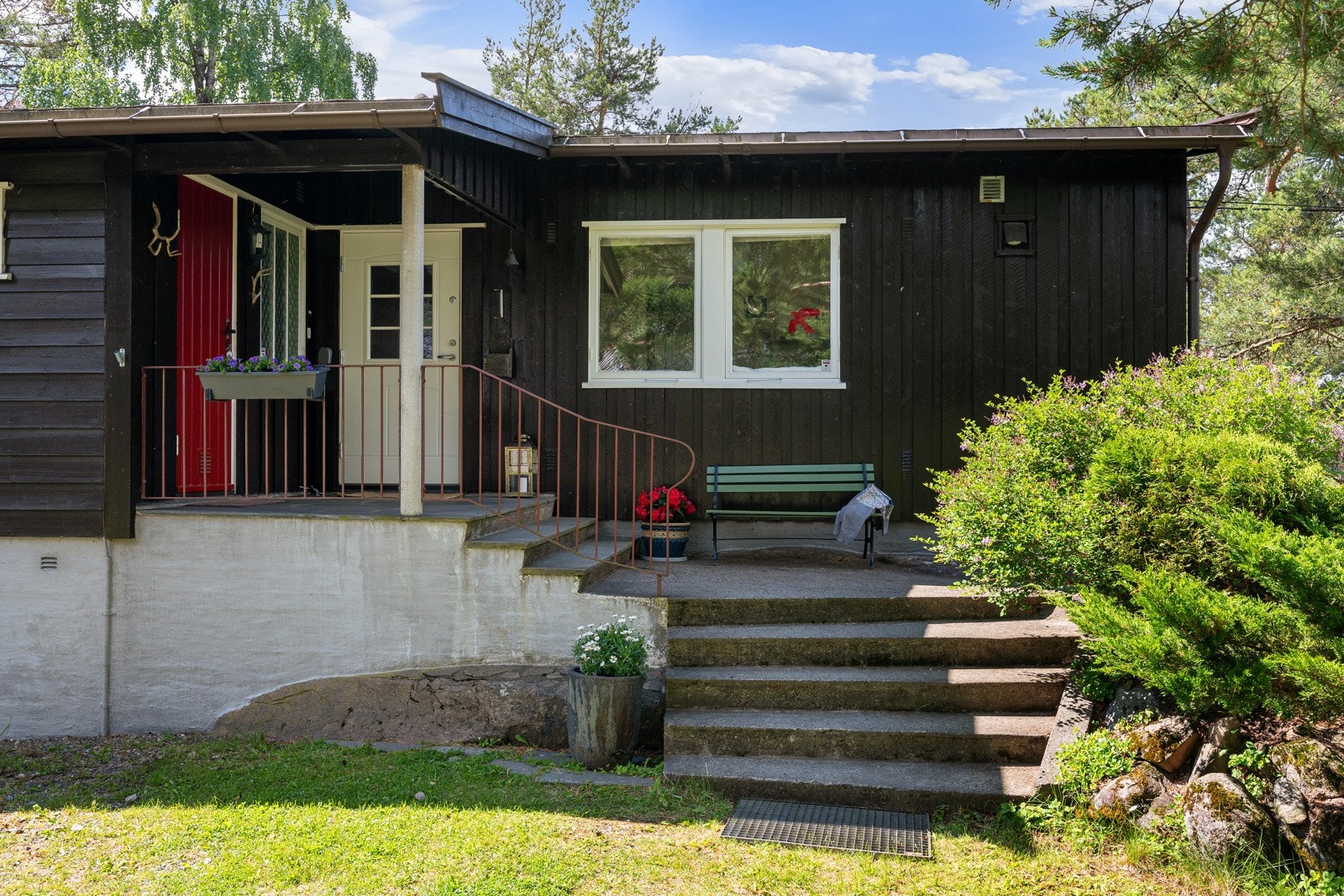 Boligen har fin planløsning over to etasjer, garasje med loft samt lite frittstående anneks - perfekt for en familie på jakt etter en komfortabel og aktiv livsstil. Galleribilde