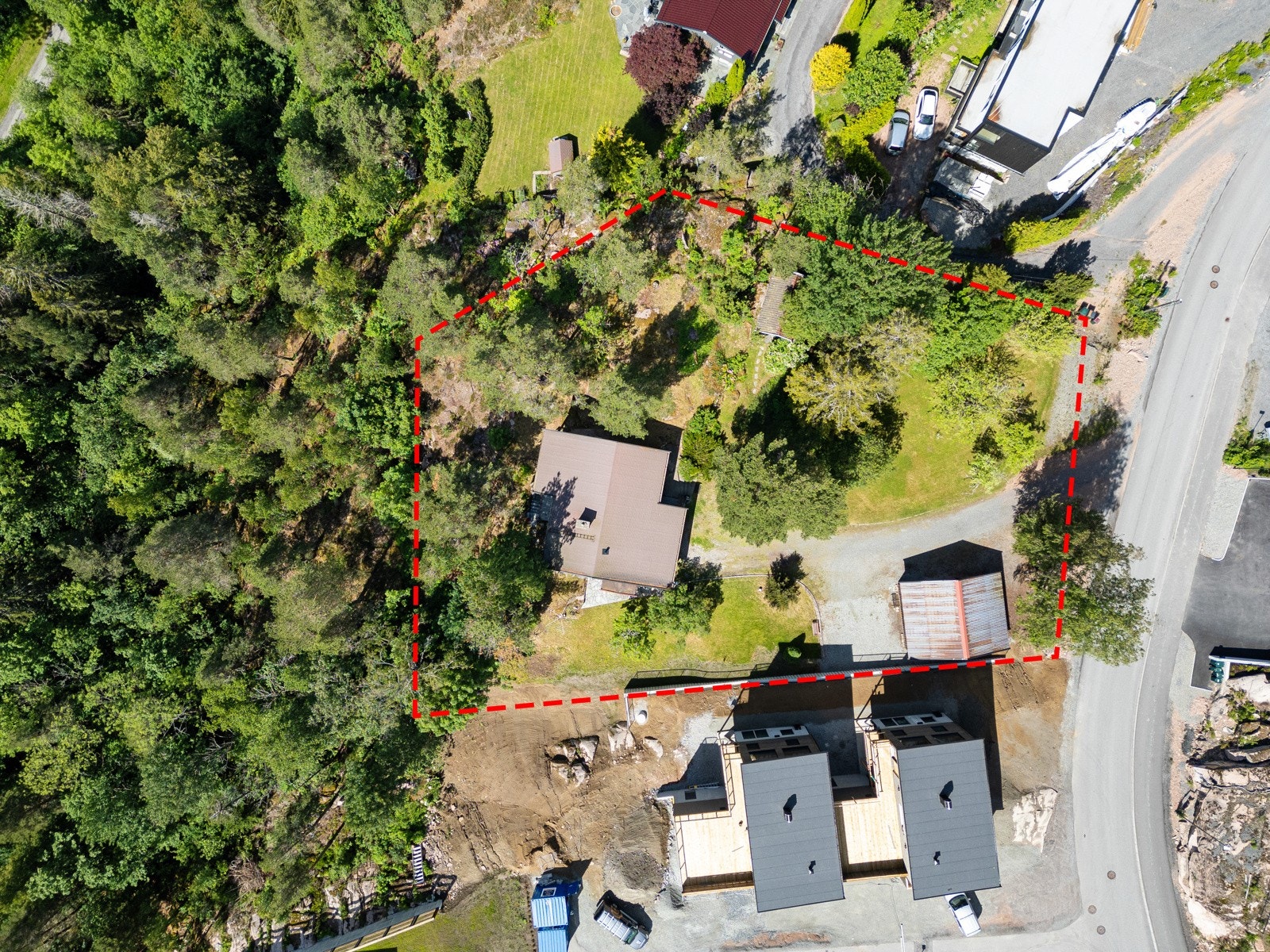 Nesten 2,5 mål eiet, solrik utsiktstomt og naturskjønn beliggenhet Galleribilde