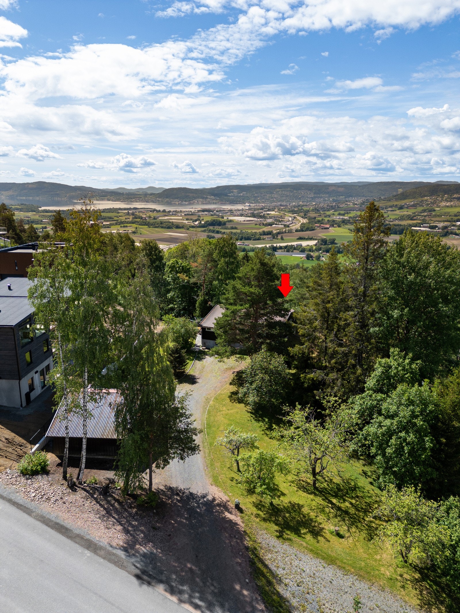 Det er ikke noen tomter/husplaner foran denne eiendommen som kan endre utsikten. Galleribilde