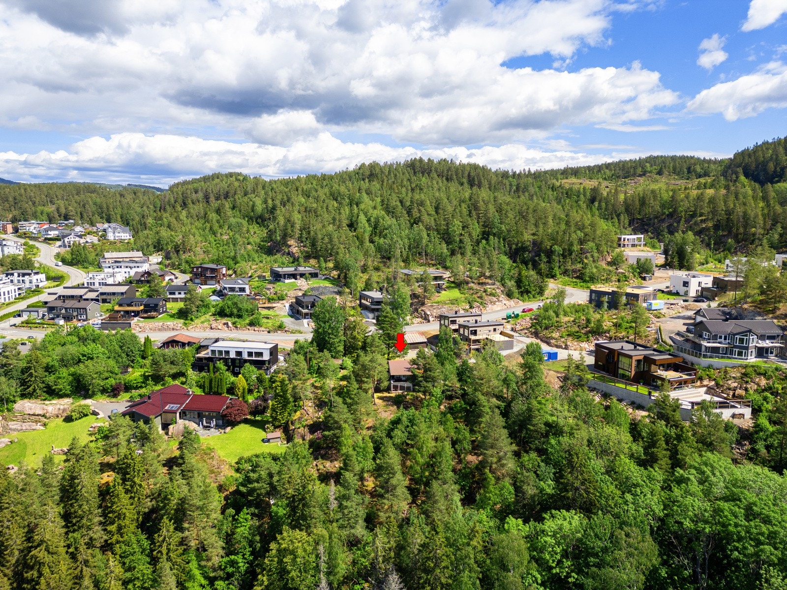 Området er barnevennlig med Utsikten barnehage i nærheten, samt et aktivt idrettsmiljø med Lier IL og flere fritidstilbud Galleribilde