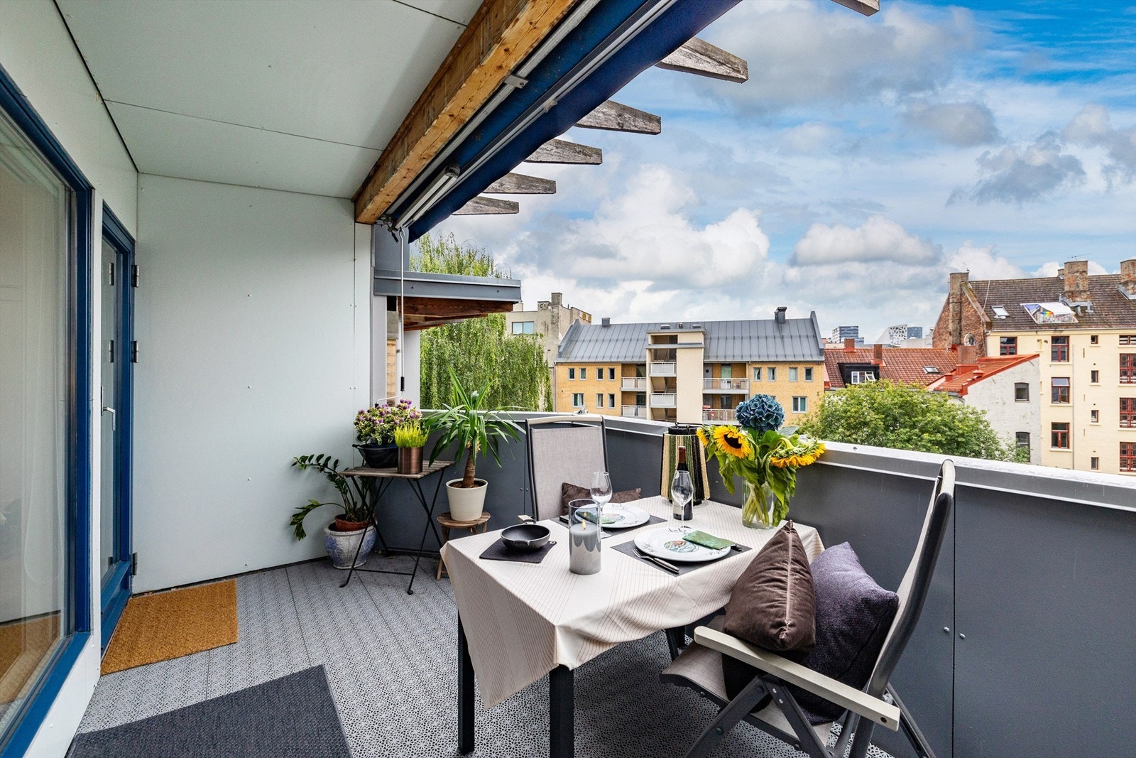 God plass til utemøblement og planter. Markise på balkongen for solkjerming. Galleribilde
