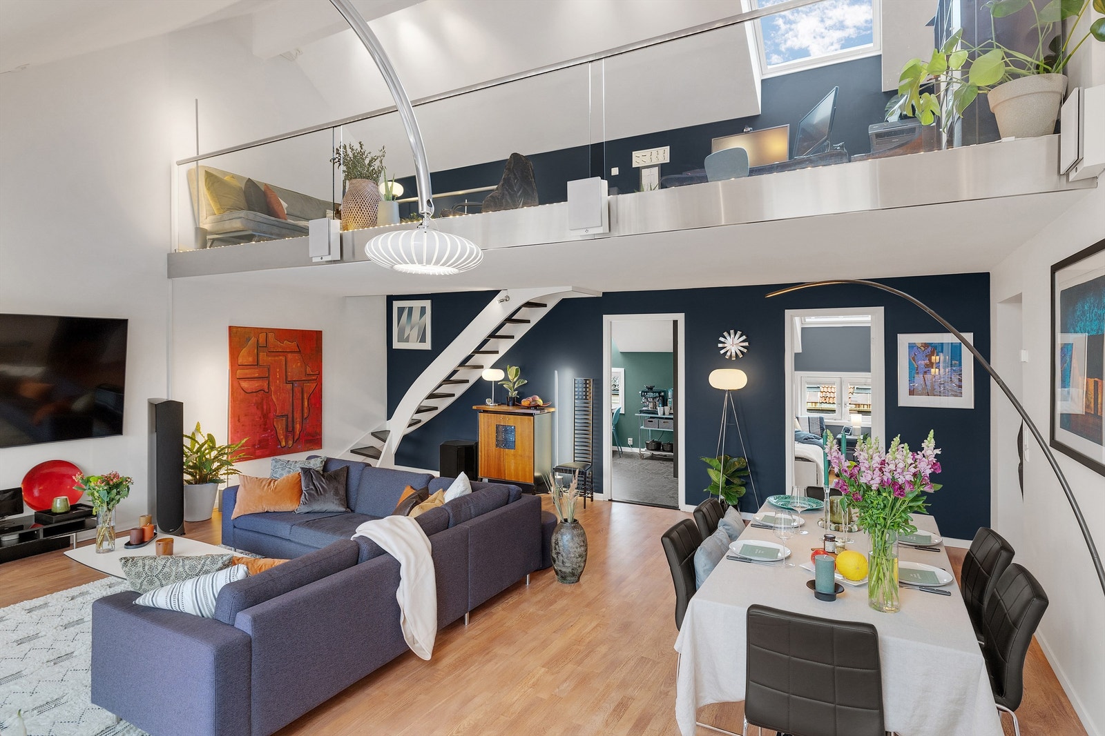 Godt med lysinnslipp via store veggvinduer og Velux takvinduer. Galleribilde