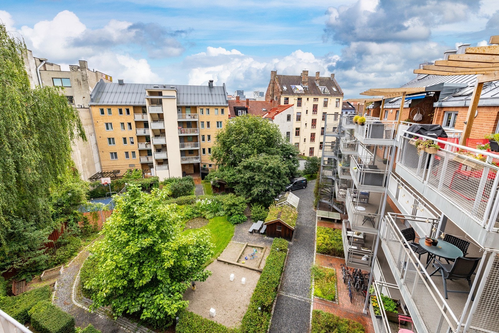 Balkongen vender mot en rolig og frodig bakgård. Galleribilde