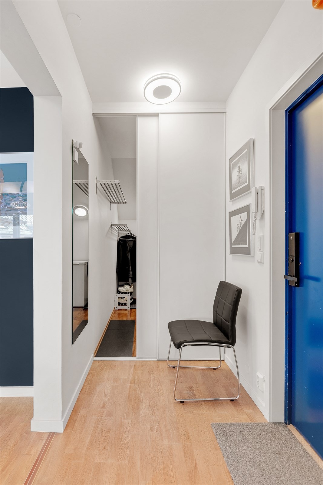 Innbydende entré med god plass til å sette fra seg sko, og henge fra seg ytterklær. Galleribilde