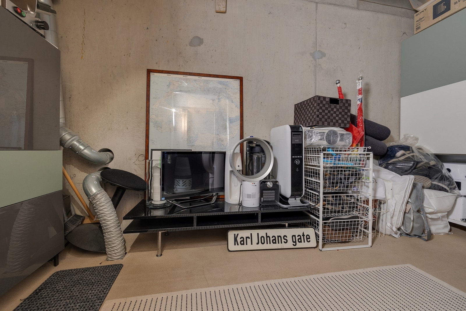 Praktisk bod over badet med masse plass til oppbevaring. Galleribilde